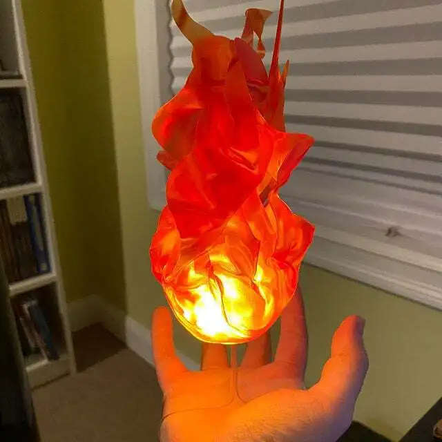 Cosplay Flame Prop - 新しいLED浮遊炎ボール、ハロウィーンの小道具、光る炎の演出、魔法使いのパーティー装飾、コスプレアクセサリー、手持ち式、電源式。