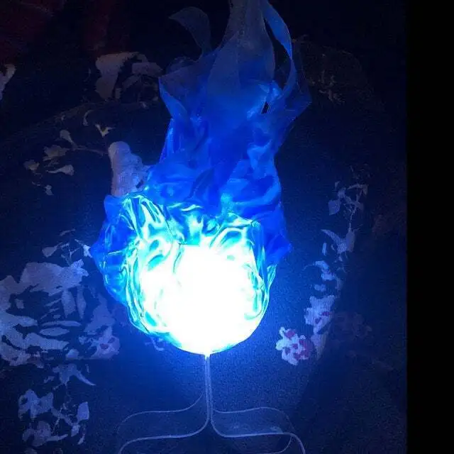 新しいLED浮遊炎ボール、ハロウィーンの小道具、光る炎の演出 - Cosplay Flame Prop のレビューと価格